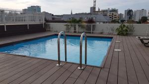 una piscina en la parte superior de un edificio en Departamento Central Uno Norte Viña del Mar, en Viña del Mar