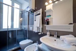 ローマにあるDomus Aurea 295のバスルーム(洗面台、トイレ、ガラス張りのシャワー付)