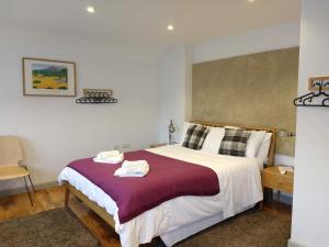 a bedroom with a bed with two towels on it at B - Simply Rooms in Stow on the Wold