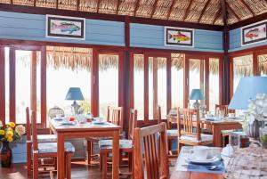 מסעדה או מקום אחר לאכול בו ב-Baía das Caraúbas