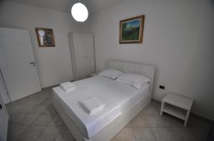 Postel nebo postele na pokoji v ubytování Aparthotel Shkodra