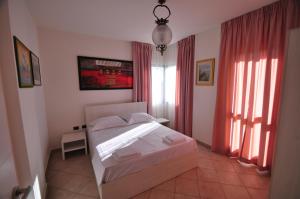 Postel nebo postele na pokoji v ubytování Aparthotel Shkodra