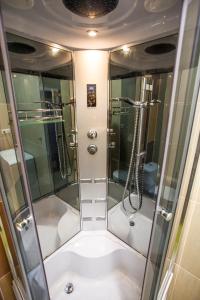La salle de bains est pourvue d'une douche avec une porte en verre. dans l'établissement Studio Apartment Petrzalka Air-Conditioned 24h check-in, à Bratislava