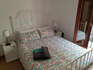 ein Schlafzimmer mit einem Bett mit einem Buch darauf in der Unterkunft HISPALIS SAN LUIS in Sevilla