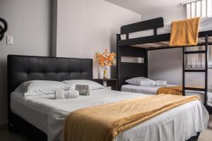 Postel nebo postele na pokoji v ubytování Hotel Escorial Ibagué