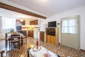 Η κουζίνα ή μικρή κουζίνα στο Holiday home in Liznjan - Istrien 35258 +15 φωτογραφίες