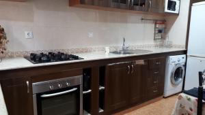 una cucina con lavandino e piano cottura di Appartement à Fès a Fes