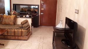 un soggiorno con divano e tavolo di Appartement à Fès a Fes