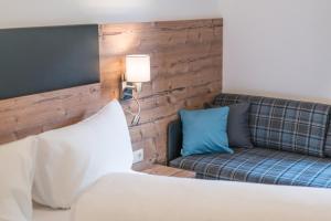 un lit et un canapé dans une chambre dans l'établissement Hochstatt Appartements, à Sölden