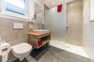 une salle de bain avec toilettes, lavabo et douche dans l'établissement Hochstatt Appartements, à Sölden 33 autres photos