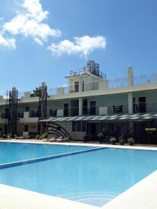 Piscina de la sau aproape de Sea Garden Resort Iloilo