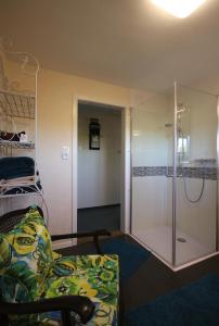 Camera con doccia, divano e sedia. di Ferienhaus an der Iller a Aitrach Altre 47 foto