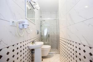 bagno bianco con servizi igienici e lavandino di Sultanahmet Inn Hotel a Istanbul