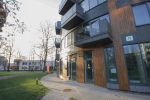 ein Gebäude mit einem Balkon auf der Seite in der Unterkunft Apartamentai Liuks in Druskininkai