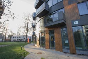 ドルスキニンカイにあるApartamentai Liuksの側面にバルコニーがある建物