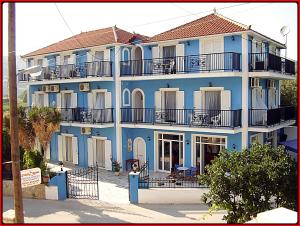 een groot blauw gebouw met balkons in een straat bij Blue Lake in Kerion