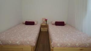 two beds sitting next to each other in a room at Casa dos Avós in Villa Nogueira