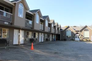 a row of houses with an orange cone in a parking lot at Monashee Lodge in Revelstoke