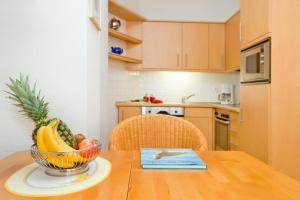 eine Schale Obst auf einem Tisch in der Küche in der Unterkunft Villa Hildegard Appartement Nr. 1 in Binz