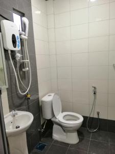 uma casa de banho com um WC e um lavatório em Motel Seri Mutiara em Kuah