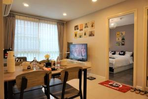TV i/ili multimedijalni sistem u objektu Chiang Mai Old Town luxury Pool Apartment - Kumamoto home