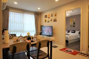 TV a/nebo společenská místnost v ubytování Chiang Mai Old Town luxury Pool Apartment - Kumamoto home