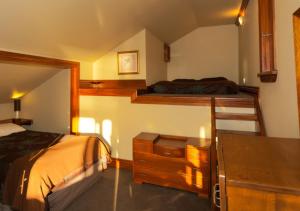 The Ghost Lodge tesisinde bir ranza yatağı veya ranza yatakları