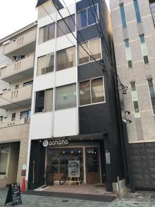 un edificio con una señal delante de él en Guest House Re-worth Yabacho1 401, en Nagoya