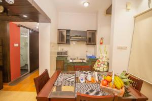 una cocina con una mesa con frutas y verduras. en Rafflesia Serviced Apartments, en Dhaka