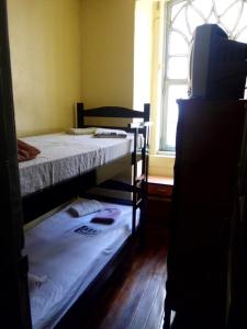 Ein Etagenbett oder Etagenbetten in einem Zimmer der Unterkunft Hospedagem Ledo
