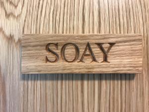 una puerta de madera con la palabra spam escrita en ella en Godshill Park Barn en Ventnor