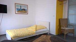 une chambre avec un canapé et une photo sur le mur dans l'établissement Ferienwohnung Schau ins Dorf, à Ostercappeln
