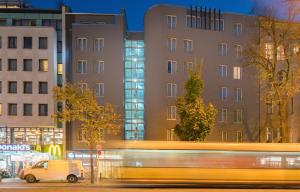 ein Auto, das nachts vor einem Gebäude parkt in der Unterkunft Best Western Hotel Kantstrasse Berlin in Berlin