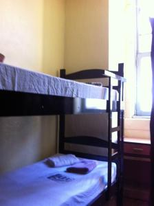 two bunk beds in a room with a window at Hospedagem Ledo in Rio de Janeiro