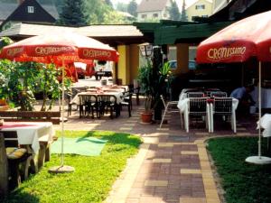 Um jardim no exterior de Gasthof-Hotel Jaritz