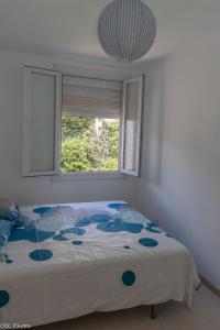 um quarto com uma cama grande e uma janela em L'Eternel Estivant em Sète