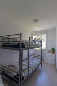 two bunk beds in a room with a window at L'Eternel Estivant in Sète