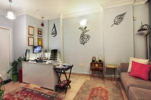 - un salon avec un canapé et un comptoir dans l'établissement Sultanahmet inn Hotel, à Istanbul