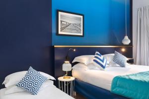 Säng eller sängar i ett rum på The Deck Hotel by Happyculture