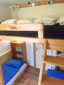 Letto o letti a castello in una camera di Chalupa U Potoka
