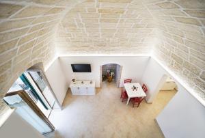 an overhead view of a room with a table and chairs at Il Galante B&B casa vacanza in Ginosa