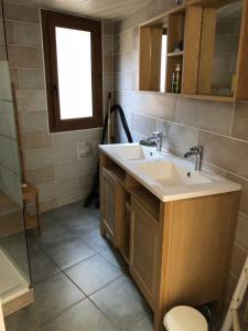 a bathroom with a sink and a toilet at Appartement cosy Sérignan in Sérignan +27 photos