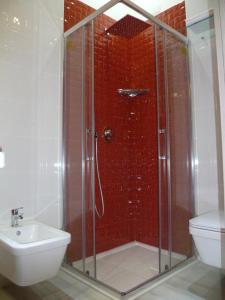 W łazience znajduje się prysznic, umywalka i toaleta. w obiekcie Domus Pompeii w mieście Pompeje