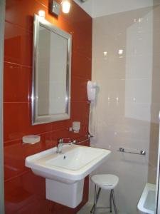 y baño con lavabo blanco y espejo. en Domus Pompeii, en Pompeya