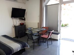 A television and/or entertainment centre at Kertvárosi Apartman II