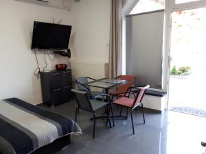 ティサウーイバーロシュにあるKertvárosi Apartman IIのテーブル、椅子、ベッドが備わる客室です。