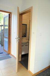 ビャウォグラにあるGościniec Kaszubski Homestayの洗面台につながるドア付きのバスルーム