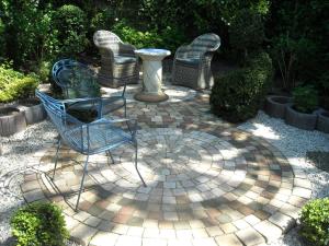 a group of chairs and a table on a patio at Logies Het Tuinhuisje in Enschede +2 photos