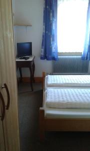 מיטה או מיטות בחדר ב-Alt Jagthaus Schnetzer