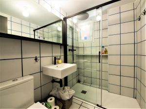 a bathroom with a sink and a toilet at Rambla Suite Estudio in Alicante